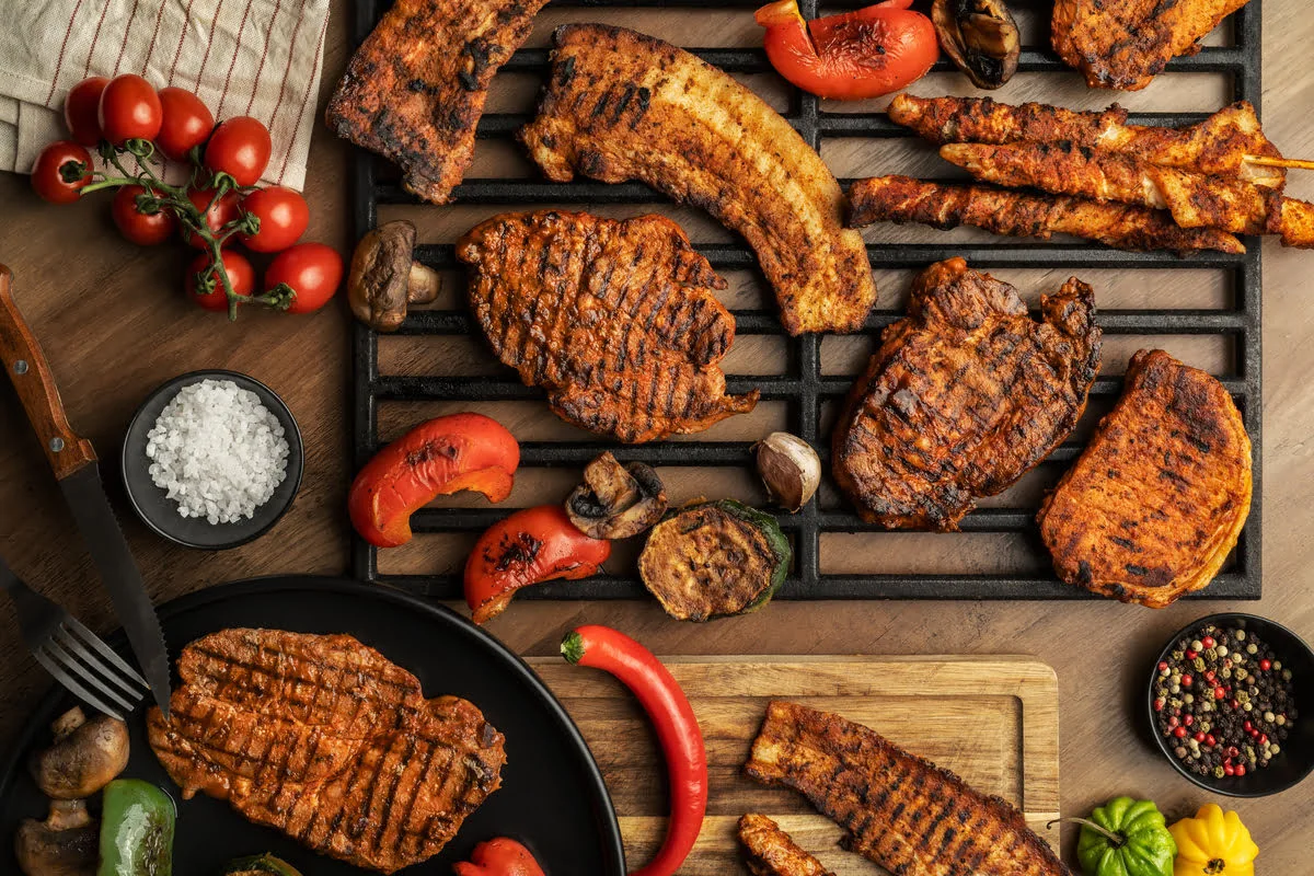 Mięso na&nbsp;grilla inaczej: szaszłyki, zawijańce w&nbsp;boczku i&nbsp;hot-dogi gourmet